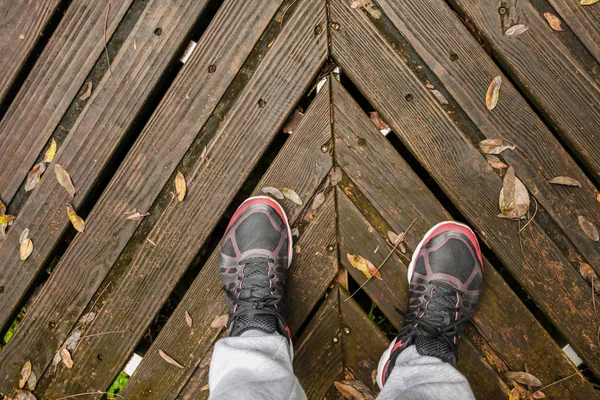 Voeten van een wandelaar op camping buitenactiviteiten — Stockfoto