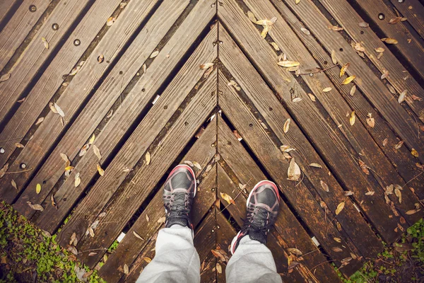 Voeten van een wandelaar op camping buitenactiviteiten — Stockfoto