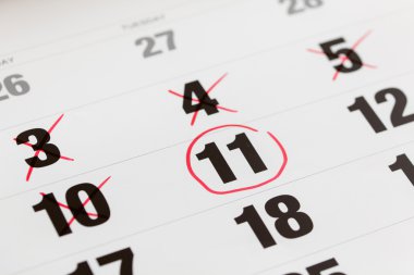 Kırmızı daire geri sayım için bir takvim ve X işareti üzerinde işaretlenmiş.