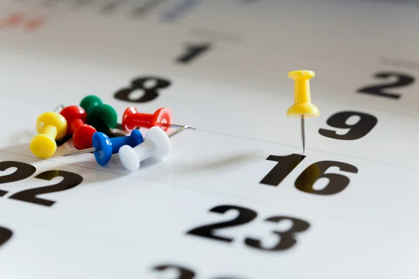 Kartnålar på kalender, upptagen och övertidsarbete dagar. Viktigt datum — Stockfoto