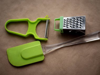 Mutfak aletleri: Öğütücü, sebze temizleyici, silikon spatula,