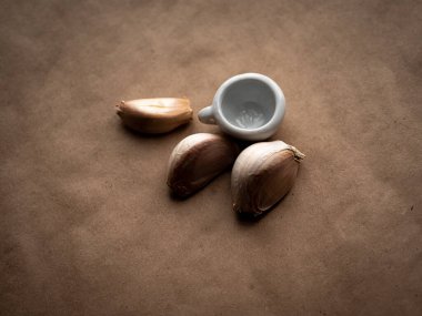 Sarımsak birçok vitamin içerir, bağışıklık sistemini güçlendirir, mutfakta yiyecek için çeşni olarak kullanılır, mikropları, bakterileri, sarımsak rendesini ve küçük bir bardağı öldürür.