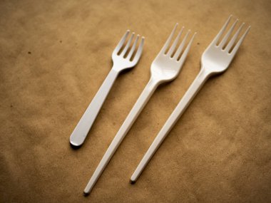 Tek kullanımlık çatal, plastik, hijyenik ve kullanışlı. Sipariş verilen bir sette veya kafelerde ve lokantalarda kullanılıyor.
