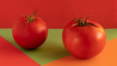 Yeşil saplı kırmızı domates, kırmızı zemin, turuncu zemin, yeşil zemin, konsept, kopyalama alanı