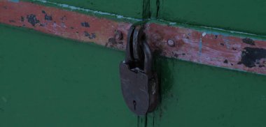 Kapıda büyük eski bir kilit var.