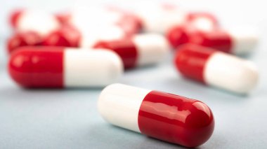 Haplar. Kapsüller. Vitaminler. Renkli haplar. Bir avuç hap.