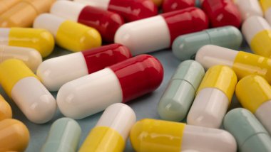 Haplar. Kapsüller. Vitaminler. Renkli haplar. Bir avuç hap.