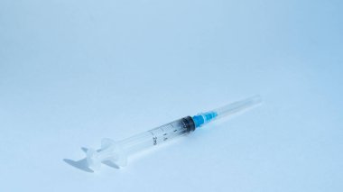 Aşı tüpü doz aşısı iğne şırıngası, tıbbi konsept şırınga enjeksiyon enjeksiyonu hastalık tedavisi, hastane bakımı, bağışıklık hastalığı bebek. Mavi arka plan.