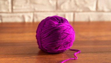 Beyaz arkaplanda örgü örmek için yeşil iplik demeti