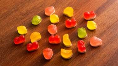 Beyaz arkaplanda renkli jöle şekerlerinin bileşimi