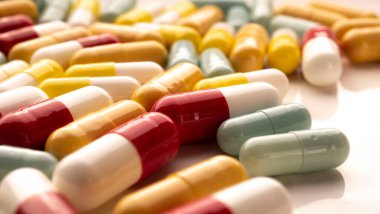 Haplar. Kapsüller. Vitaminler. Renkli haplar. Bir avuç hap.