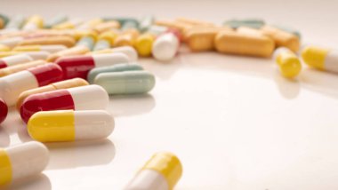 Haplar. Kapsüller. Vitaminler. Renkli haplar. Bir avuç hap.