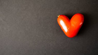 Sevgililer Günü konsepti. Karanlık arka planda el yapımı kırmızı kalpler. Metnin için yer.