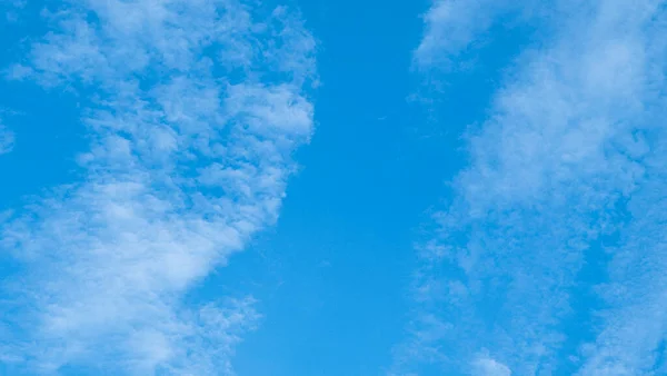 Kék ég alkalmi felhőkkel. kék, tiszta ég — Stock Fotó