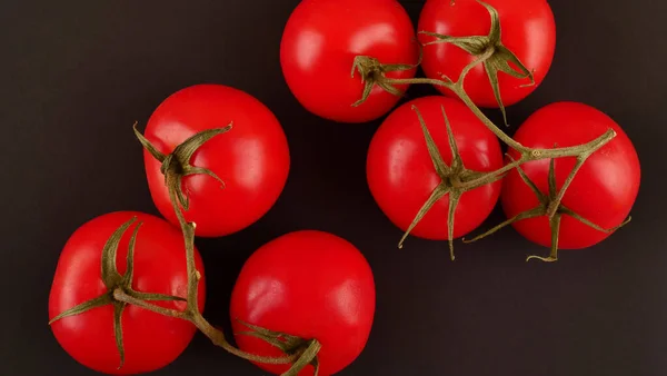 Pomodori ciliegia freschi su uno sfondo nero con spezie. Vista dall'alto con spazio di copia. — Foto Stock