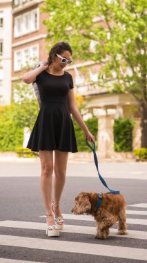 Sokaklarda gezen örnek kız.