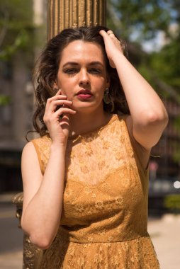 Modelo posando on la calle con gafas anteojos