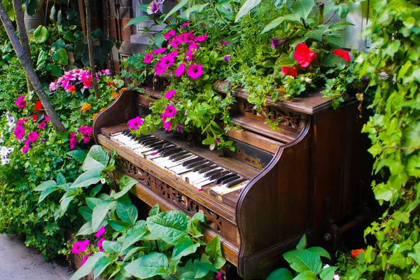 Old Vintage Broken Piano Flowers — Stock Photo, Image