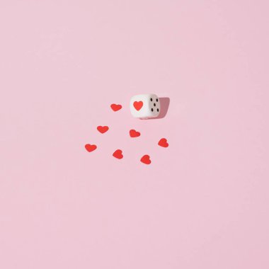 Pembe arka planda kalpleri olan baharatlar. Sevgililer günü konsepti. M