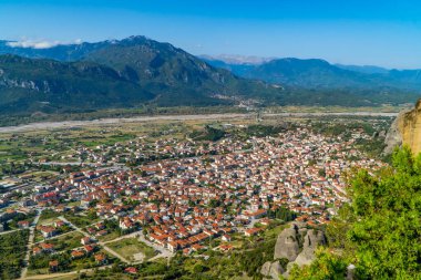 Yunanistan 'ın Thessaly kentindeki dağlık Meteora bölgesindeki Kalabaka kasabasının hava manzarası
