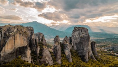 Yunanistan 'ın eşsiz kaya oluşumlarıyla Meteora, Teselya Vadisi' nin muhteşem panoramik günbatımı manzarası