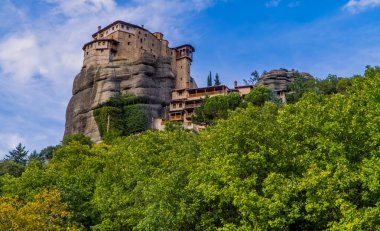 Yunanistan 'ın Meteora kentindeki Rousanou Manastırı (Nunnery) aşağıdan görülüyor