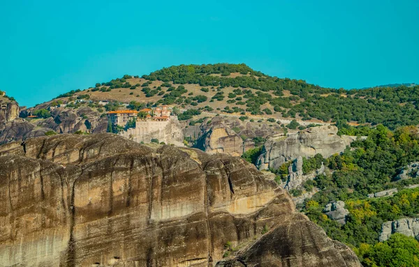 Meteora Thessaly Yunanistan Muhteşem Kaya Oluşumları Arka Planda Varlaam Manastırı — Stok fotoğraf