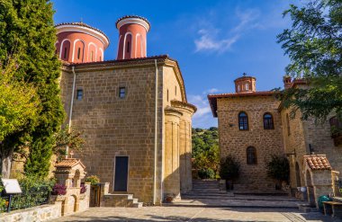 Kalambaka, Yunanistan - 3 Ekim 2020 - Meteora 'daki Aziz Stephen Manastırı' nın avlusu