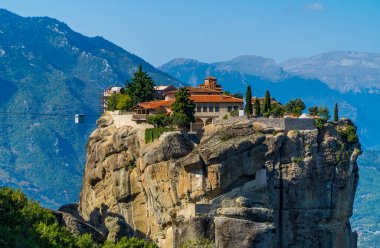 Kalambaka, Meteora, Yunanistan 'daki Kutsal Üçleme Manastırı vinçle işletilen bir asansörle