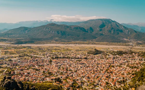 Vista Panorámica Aérea Del Atardecer Ciudad Kalambaka Con Montañas Fondo — Foto de Stock