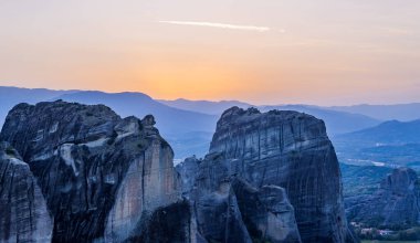 Yunanistan 'ın Thessaly, Meteora Vadisi' ndeki kaya oluşumlarının panoramik görüntüsü.
