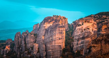 Yunanistan 'ın Thessaly, Meteora vadisindeki Büyük Meteoron Manastırı ve Varlaam Manastırı' nın büyüleyici panoramik gündoğumu manzarası
