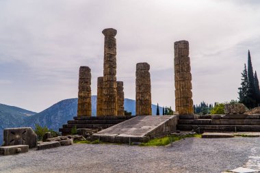 Yunanistan 'daki Delphi antik sahasında harabe halindeki sütunlar