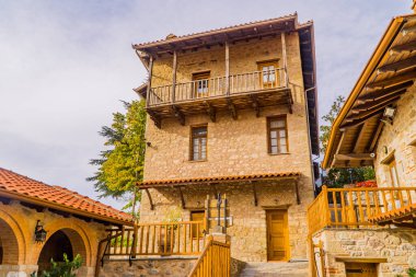 Kalambaka, Yunanistan - 4 Ekim 2020 - Yunanistan 'ın Thessaly kentindeki Büyük Meteoron Manastırı içindeki antik ortaçağ evi