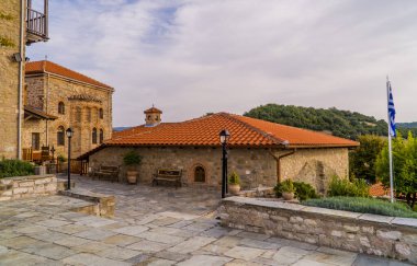 Kalambaka, Yunanistan - 4 Ekim 2020 - Yunanistan 'ın Thessaly kentindeki Büyük Meteoron Manastırı içinde antik ortaçağ mimarisi