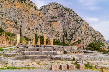 Yunanistan 'ın Delphi kentindeki dağlarla harap olmuş Apollo Tapınağı' nın ön manzarası