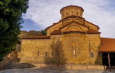 Kalambaka, Yunanistan - 4 Ekim 2020 - Yunanistan 'ın Meteora kentindeki Büyük Meteoron Manastırı içindeki küçük ortodoks kilisesi