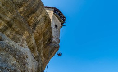 Kalambaka, Yunanistan - 4 Ekim 2020 - Varlaam, Meteora, Thessaly, Yunanistan manastırında vinç destekli asansör