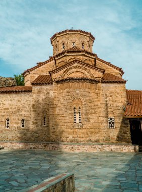 Kalambaka, Yunanistan - 4 Ekim 2020 - Yunanistan 'ın Meteora kentindeki Büyük Meteoron Manastırı içindeki küçük bir ortodoks kilisesinin dikey çekimi
