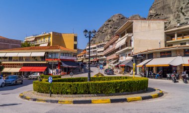 Kalambaka, Yunanistan - 4 Ekim 2020 - kavşağı, arabaları ve dükkanları olan Kalabaka kasabası