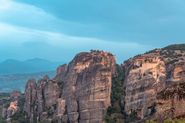 Meteora, Teselya ve Yunanistan 'daki manastır ve kaya oluşumları üzerine panoramik gündoğumu manzarası