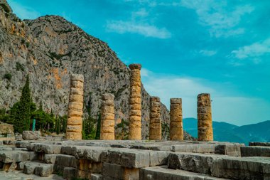 Yunanistan 'ın Delphi kentindeki Apollo Tapınağı' nda yıkılmış sütunlar