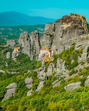 Manastırların güzel dikey manzarası (Varlaam, Rousanou, St. Nicolaus, bir Büyük Meteoron) muhteşem eşsiz kaya oluşumlarıyla Yunanistan, Thessaly, Yunanistan