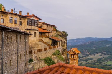 Yunanistan 'ın Meteora kentindeki Kutsal Meteoron Manastırı' nın yan görüntüsü eşsiz kaya oluşumlarının üzerine inşa edilmiştir.
