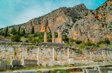 Yunanistan 'ın Delphi kentindeki antik harabelerde, arkasında dağlar bulunan Atinalıların kalıntıları