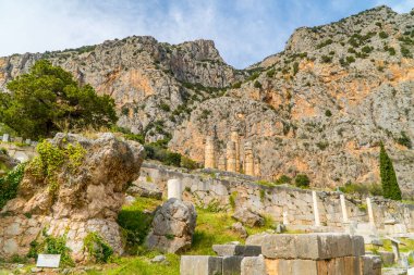 Yunanistan 'ın Delphi kentindeki antik harabelerde arkasında dağlar bulunan Atinalıların Stoası