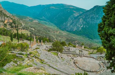 Yunanistan 'ın Delphi kentindeki amfitiyatronun panoramik manzarası, Apollo Tapınağı ve Atinalıların Hazinesi