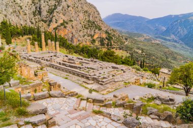 Yunanistan 'ın Delphi kentindeki sütunların panoramik manzarası ve yıkık Apollo Tapınağı