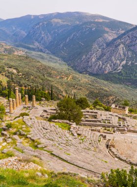 Yunanistan 'ın Delphi antik tiyatrosunun arka planında dağlar olan dikey çekimi