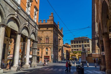 Bolonya, İtalya - 18 Ağustos 2020 - Bolonya 'nın orta kesimindeki Boggi giyim mağazasında turistler ve antik binalar